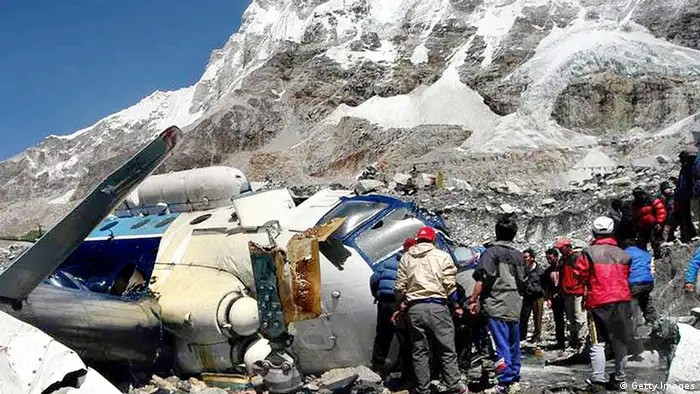 Hubschrauber-Wrack am Everest-Basislager im Jahr 2003. Foto: Getty Images