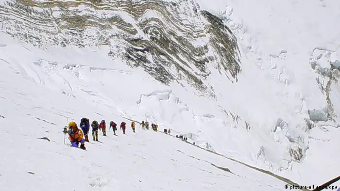 Schlange von Bergsteigern auf der Normalroute am Everest. Foto: dpa