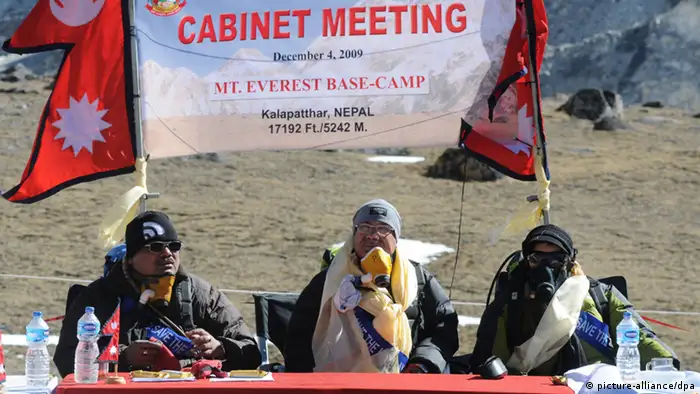 Sondersitzung des nepalesischen Kabinetts zu Füßen des Mount Everest. Foto: dpa 