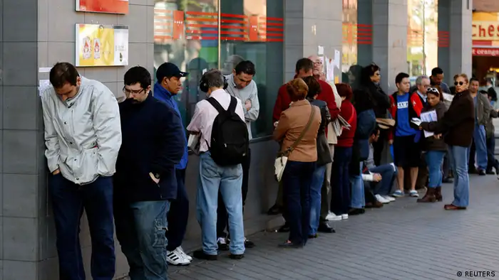 People wait in a queue to enter a government-run employment office in Madrid April 25, 2013. Spain's unemployment rate rose to a new record of 27.2 percent in the first quarter of this year, with 6.2 million people out of work, data from the National Statistics Institute showed on Thursday. REUTERS/Sergio Perez (SPAIN - Tags: POLITICS BUSINESS EMPLOYMENT)