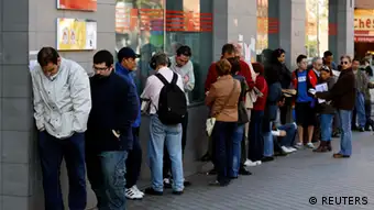 People wait in a queue to enter a government-run employment office in Madrid April 25, 2013. Spain's unemployment rate rose to a new record of 27.2 percent in the first quarter of this year, with 6.2 million people out of work, data from the National Statistics Institute showed on Thursday. REUTERS/Sergio Perez (SPAIN - Tags: POLITICS BUSINESS EMPLOYMENT)