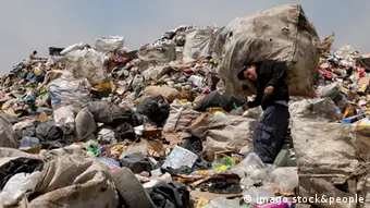 Bildnummer: 53861446 Datum: 16.03.2010 Copyright: imago/Anan Sesa In the city of Chimalhuacan, near Mexico City, there s an endless the garbage dump. This place is populated with poor , men, women, elders and children, that search in the rubbish for things to use for themselves or to sell in order to make their living out with it. PUBLICATIONxNOTxINxITA Gesellschaft Armut Müll Müllberge Mexico kbdig xkg 2010 quer o0 Müllhalde Bildnummer 53861446 Date 16 03 2010 Copyright Imago Anan Sesa in The City of Chimalhuacan Near Mexico City There S to Endless The Garbage Dump This Place IS With Poor Men Women ELDERS and Children Thatcher Search in The rubbish for Things to Use for themselves or to Sell in Order to Make their Living out With IT PublicationxNotxInxITA Society Poverty Garbage Garbage mountains Mexico Kbdig xkg 2010 horizontal o0 Dump
