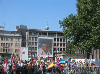 各国青年聚集在教皇的大幅画像下。教皇本笃十六世今日到达科隆