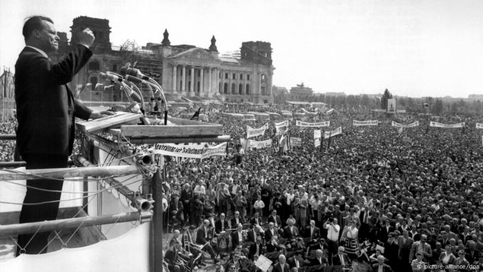 Willy Brandt 1959 bei einer Ansprache als Regierender Bürgermeister Berlins. (Foto: dpa)