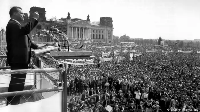 Willy Brandt 1959 bei einer Ansprache als Regierender Bürgermeister Berlins. (Foto: dpa)