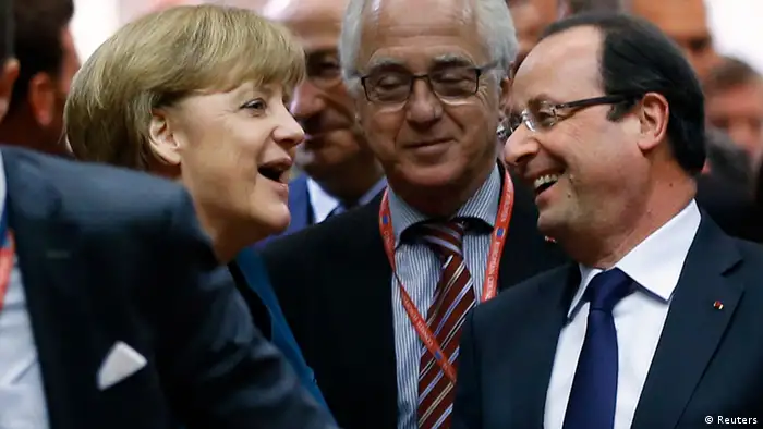 Germany's Chancellor Angela Merkel (L) and France's President Francois Hollande arrive at a European Union leaders summit in Brussels May 22, 2013. EU leaders met in Brussels on Wednesday with growing concern in European capitals about aggressive tax avoidance by high-profile corporations expected to top their agenda. REUTERS/Francois Lenoir (BELGIUM - Tags: POLITICS BUSINESS)