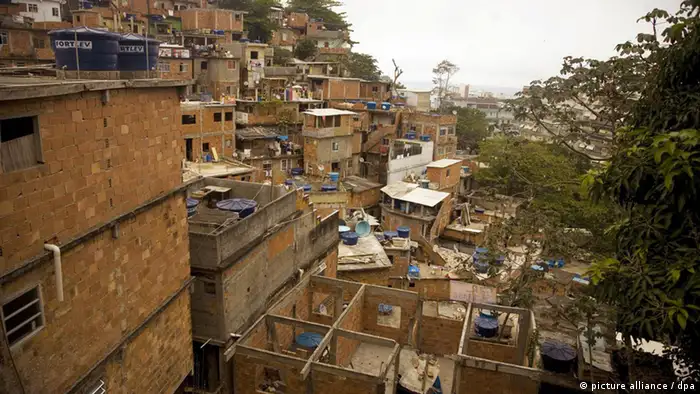 ARCHIV - Blick auf die Favela Cantagalo in Rio de Janeiro am 13.09.2013. Brasilien unternimmt große Anstrengungen, die Armut im Land zu bekämpfen. Foto: EPA/Santi Carneri (Zu dpa-Korr.: «Brasiliens Kampf gegen die Armut: Gut gemeint, auch gut gemacht?» vom 06.04.2013) +++(c) dpa - Bildfunk+++