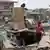 Bewohner eines zerstörten Slums in Lagos suchen in den Trümmern nach Brauchbarem (Foto: AP)
