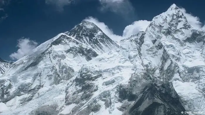 Blick vom Aussichtsberg Kala Pattar auf die Südseite des Mount Everest. Foto: DW/Stefan Nestler 