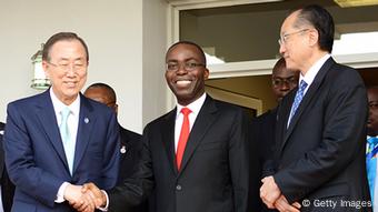 DR Kongos Premierminister Matata Ponyo mit UN-Generalsekretär Ban Ki-Moon (links) und Weltbankchef Jim Yong Kim (rechts) in Kinshasa, 22. Mai 2013 (Junior D. Kannah/AFP/Getty Images)