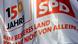 Eine Fahne mit dem Parteilogo der SPD wehen am 23.05.2013 zum Festakt anlässlich des 150. Geburtstages der SPD vor dem Gewandhaus in Leipzig (Sachsen). Vor 150 Jahren wurde der Allgemeine Deutsche Arbeiterverein, die Vorläuferorganisation der SPD gegründet. Foto: Hendrik Schmidt/dpa Eine Fahne mit dem Parteilogo der SPD wehen am 23.05.2013 zum Festakt anlässlich des 150. Geburtstages der SPD vor dem Gewandhaus in Leipzig (Sachsen). Vor 150 Jahren wurde der Allgemeine Deutsche Arbeiterverein, die Vorläuferorganisation der SPD gegründet. Foto: Hendrik Schmidt/dpa