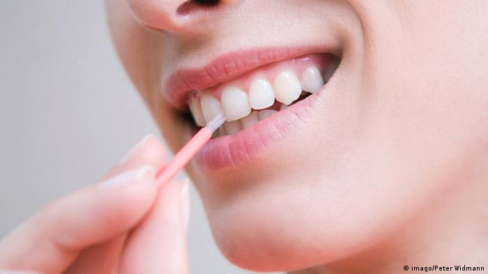 Dental care by brushing between the teeth 