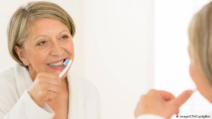 Frau und Zahnbürste