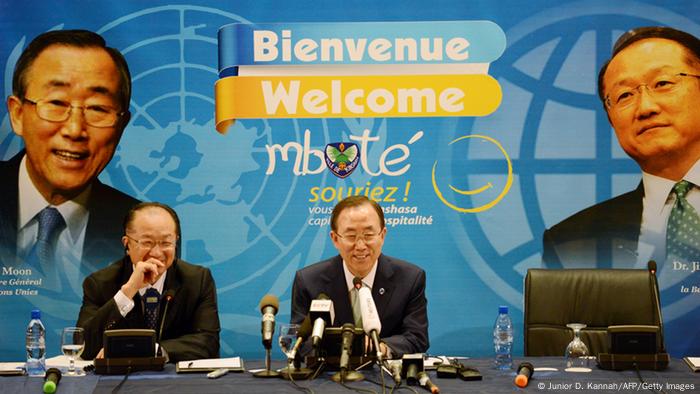 Weltbank-Prasident Jim Yong Kim (links) und UN-Generalsekretär Ban Ki-moon bei einer Pressekonferenz in Kinshasa, 22. Mai 2013 (Junior D. Kannah/AFP/Getty Images).