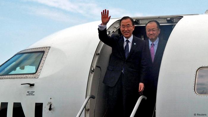 UN Generalsekretär Ban Ki-moon winkt von der Gangway eines UN-Flugzeugs in Goma, DR Kongo, 23.05.2013. Hinter ihm Weltbankpräsident Jim Yong Kim (Foto: REUTERS/Jonny Hogg)