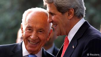 John Kerry beim Treffen mit Israels Präsident Peres im Mai (Foto: REUTERS/Jim Young)