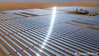 Bildnummer: 59366539 Datum: 17.03.2013 Copyright: imago/Xinhua ABU DHABI, March 17, 2013 (Xinhua) -- Photo taken on March 17, 2013 shows the newly launched solar plant Shams 1 in the desert of Abu Dhabi, the United Arab Emirates. -LAUNCH PUBLICATIONxNOTxINxCHN Wirtschaft Energie Solarenergie Wüste Solar Photovoltaik VAE Solarpark x1x xac 2013 quer 59366539 Date 17 03 2013 Copyright Imago XINHUA Abu Dhabi March 17 2013 XINHUA Photo Taken ON March 17 2013 Shows The newly launched Solar plant Shams 1 in The Desert of Abu Dhabi The United Arab Emirates Launch PUBLICATIONxNOTxINxCHN Economy Energy Solar energy Desert Solar Photovoltaics UAE Solar Park x1x 2013 horizontal