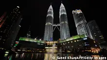 Spektakuläre Firmensitze Malaysia Petronas Towers (Photo credit should read SAEED KHAN/AFP/Getty Images)