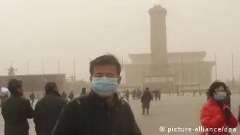 Visitors wearing masks are seen at the Tiananmen Square in heavy smog in Beijing, China, 28 February 2013. Beijing warned residents to stay indoors as air pollution exceeded hazardous levels five days before Chinas national legislature begins its annual meeting, with thousands of delegates expected in the capital. Concentrations of PM2.5, fine air particles that pose the greatest health risk, rose to 469 micrograms per cubic meter at 10 a.m., near Tiananmen Square compared to an average of 275 in the past 24 hours, the Beijing government reported. The World Health Organization recommends 24-hour exposure to PM2.5 of no higher than 25. The level dropped to 163 at 12 p.m. The country opens its annual National Peoples Congress on March 5 to set this years growth target and discuss policies.