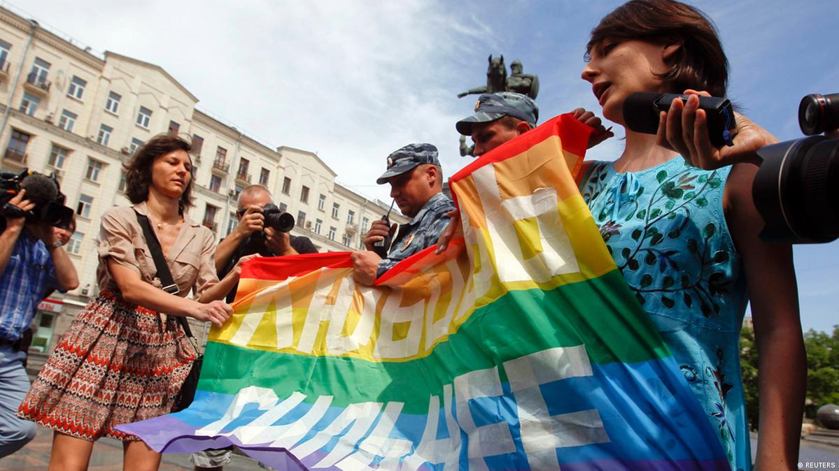 В России приняли закон «о запрете ЛГБТ-пропаганды»*: за что могут оштрафовать
