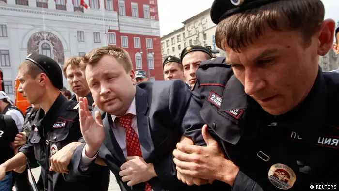 Russian police detain gay rights activist Nikolay Alexeyev during a rally outside the mayor's office in Moscow May 25, 2013. REUTERS/Maxim Shemetov (RUSSIA - Tags: POLITICS CIVIL UNREST)