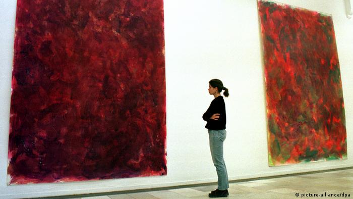 Eine Besucherin betrachtet im Staatlichen Museum Schwerin die großformatigen Arbeiten von Gotthard Graubner (Foto: picture-alliance/dpa)