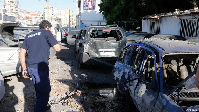Ein Polizist inspiziert Wagen, die von dem Raketenangriff auf einen südlichen Teil von Beirut am Sonntag (26.5.2013) beschäfigt wurden. (Foto: Reuters)