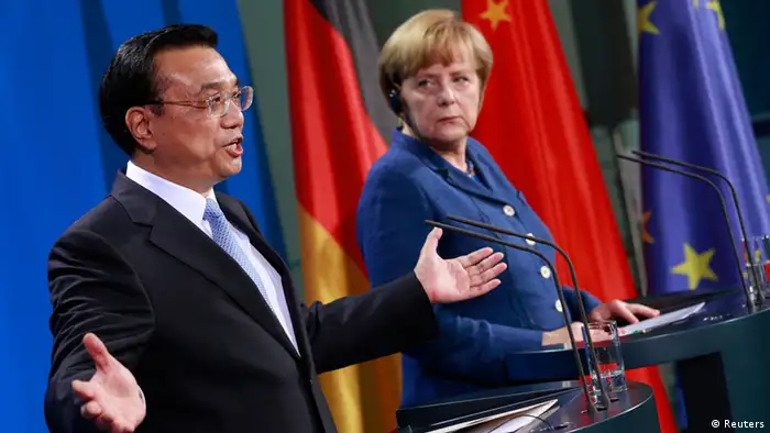German Chancellor Angela Merkel (R) and Chinese Premier Li Keqiang attend a news conference after talks at the Chancellery in Berlin May 26, 2013. REUTERS/Thomas Peter (GERMANY - Tags: POLITICS)