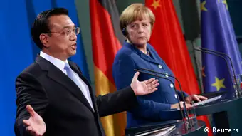 German Chancellor Angela Merkel (R) and Chinese Premier Li Keqiang attend a news conference after talks at the Chancellery in Berlin May 26, 2013. REUTERS/Thomas Peter (GERMANY - Tags: POLITICS)