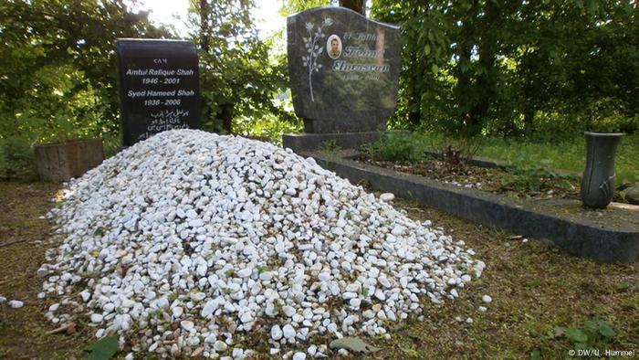 Titel: Islamisches Grab Schlagworte: Islam, Bestattung, muslimische Gräber, Westfriedhof Wer hat das Bild gemacht/Fotograf?: Ulrike Hummel Wann wurde das Bild gemacht?: 2013 Wo wurde das Bild aufgenommen?: Köln, Westfriedhof Bildbeschreibung: Traditionelles Grab eines Muslims auf dem Westfriedhof, Köln.