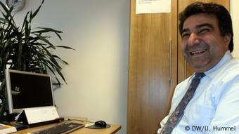 Titel: Ekrem Cesur Schlagworte: Islamische Bestattung, Ekrem Cesur, Essen Wer hat das Bild gemacht/Fotograf?: Ulrike Hummel Wann wurde das Bild gemacht?: 2013 Wo wurde das Bild aufgenommen?: Essen Bildbeschreibung: In seinem Büro koordiniert Ekrem Cesur Termine und Formalitäten für islamische Bestattungen.