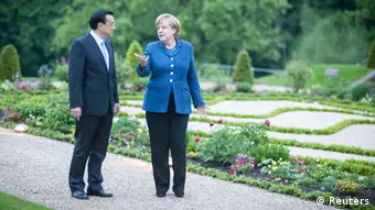 Germany's Chancellor Angela Merkel (R) and China's Premier Li Keqiang speak as they stroll in the park of the German government's Meseberg Palace in Meseberg, some 60 km (37 miles) north of Berlin May 26, 2013 in this picture provided by the Bundesregierung. Picture taken May 26, 2013. Bundesregierung/Guido Bergmann/Handout via Reuters (GERMANY - Tags: POLITICS) ATTENTION EDITORS - THIS IMAGE WAS PROVIDED BY A THIRD PARTY. FOR EDITORIAL USE ONLY. NOT FOR SALE FOR MARKETING OR ADVERTISING CAMPAIGNS. THIS PICTURE IS DISTRIBUTED EXACTLY AS RECEIVED BY REUTERS, AS A SERVICE TO CLIENTS. NO SALES. NO ARCHIVES