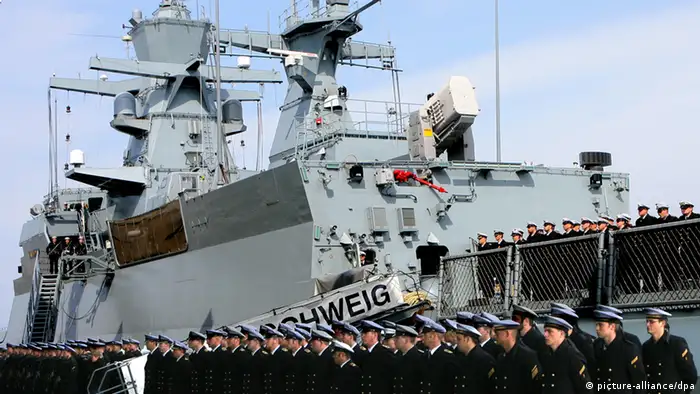 Mit einem militärischen Appell wird die Korvette Braunschweig feierlich in Dienst gestellt. (Bild: dpa/lmv)