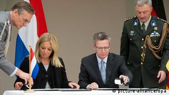 Bundesverteidigungsminister Thomas de Maizière und Jeanine Hennis-Plasschaert in Berlin