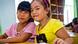 Die behinderte Uyen neben einem nichtbehinderten Mädchen in einer Schule in Zandong, Vietnam (Foto: UNICEF) Die behinderte Uyen neben einem nichtbehinderten Mädchen in einer Schule in Zandong, Vietnam (Foto: UNICEF)