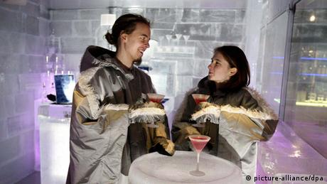 Eiseskälte herrscht in der Eisbar in Helsinki. Bei Minus 8 Grad Celsius kann man dort in Winterkleidung seine Getränke genießen.