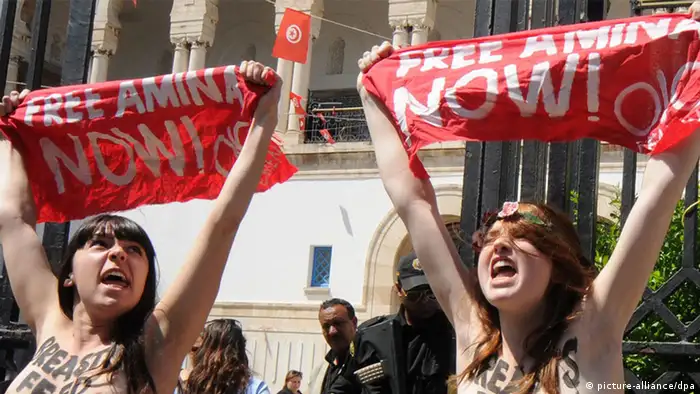 epa03722303 Activists of the international feminist group Femen hold banners during a protest in front of the Ministry of Justice, in Tunis, Tunisia, 29 May 2013. According to media reports, three foreign activists gathered to protest the arrest of fellow Tunisian activist Amina Tyler earlier this month. EPA/STR +++(c) dpa - Bildfunk+++