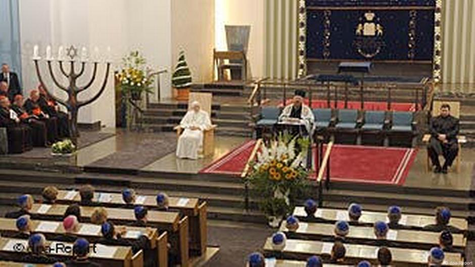 Papa Benedikt XVI u sinogogi u Kelnu, 19. avgust 2005.