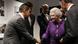 Britische Königin Elizabeth II. gibt dem Sohn des Mount-Everest-Erstbesteigers Tenzing Norgay, Jamling Norgay, die Hand (Foto: Reuters) Britische Königin Elizabeth II. gibt dem Sohn des Mount-Everest-Erstbesteigers Tenzing Norgay, Jamling Norgay, die Hand (Foto: Reuters)