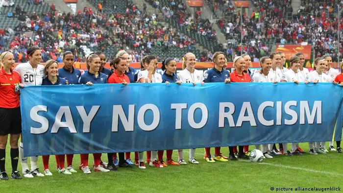 Les femmes mobilisées contre le racisme lors de la coupe du Monde de football