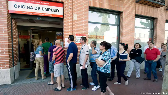 ARCHIV - Arbeitslose stehen Schlange vor einem Arbeitsamt in Alcala de Henares bei Madrid (Spanien) am 04.06.2012. Die Arbeitslosigkeit in den Euroländern hat einen neuen Rekord erreicht. 12,2 Prozent der Menschen waren im April in den 17 Staaten mit der Gemeinschaftswährung ohne Job, wie die europäische Statistikbehörde Eurostat in Luxemburg am Freitag mitteilte. EPA/FERNANDO VILLAR dpa +++(c) dpa - Bildfunk+++