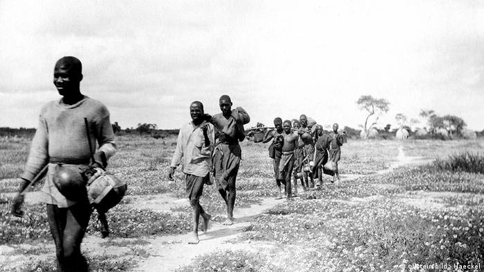 Namibia Geschichte Deutsch-Südwestafrika Ovambos auf dem Weg in die Minenstadt Tsumeb
