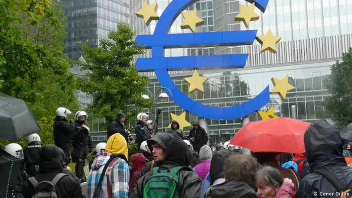 Wer: Unbekannt Ort: Frankfurt Beschreibung: Ein unbekannter beim Blockupy Frankfurt 2013 trägt die sogenannte Guy Fawkes Maske Fotograf: Conor Dillon