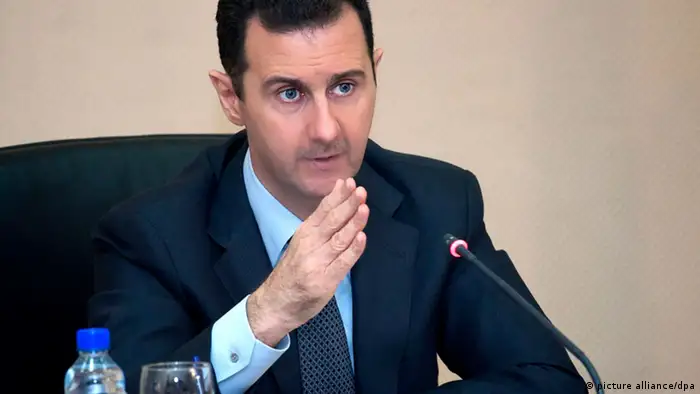ARCHIV - Der syrische Staatspräsident Baschar al-Assad (Archivfoto vom 12.02.2013) befürchtet eine militärische Intervention des Westens in seinem Land. «Die Vorwürfe gegen Syrien bezüglich Chemiewaffen und die Forderungen nach meinem Rücktritt ändern sich jeden Tag», sagte Al-Assad in einem am 18.05.2013 veröffentlichten Interview der staatlichen argentinischen Nachrichtenagentur Télam. EPA/SANA / HANDOUT EDITORIAL USE ONLY/NO SALES dpa +++(c) dpa - Bildfunk+++