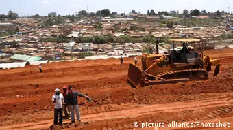Chinesen bauen Straßen in Kenia