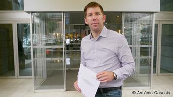 Andreas Wenzel steht vorm Hotel Epic Sana, Luanda, Angola. (Foto: António Cascais/DW)
