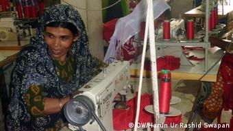 Näherin in Bangladesch bei der Arbeit (Foto: DW/ Arafatul Islam)