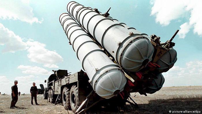 دولت اسلواکی سیستم موشک‌های پدافند هوایی اس ۳۰۰ خود که ساخته روسیه است را به اوکراین هدیه کرده است. برد این موشک‌ها بالغ بر ۱۰۰ کیلومتر است و بدین ترتیب باز هم از برتری هوایی روسیه کاسته شده است.