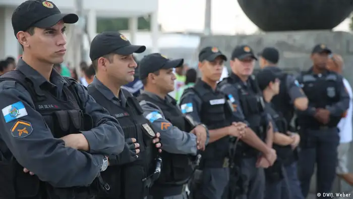 Auf dem Bild:
Sicherheitskräfte vor dem Maracana-Stadion in Rio de Janeiro (Foto: Joscha Weber/DW)Sicherheitskräfte vor dem Maracana-Stadion in Rio de Janeiro