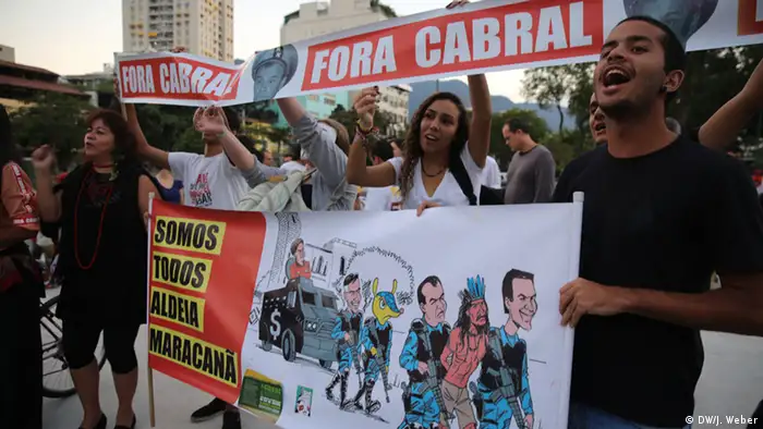 Proteste vor dem Maracana-Stadion: Demonstranten zeigen ihren Unmut gegen Privatisierungspläne des Maracana sowie ihre Solidarität mit Indianern, die ein besetztes Haus nahe des Maracana räumen mussten. (Foto: Joscha Weber/DW)